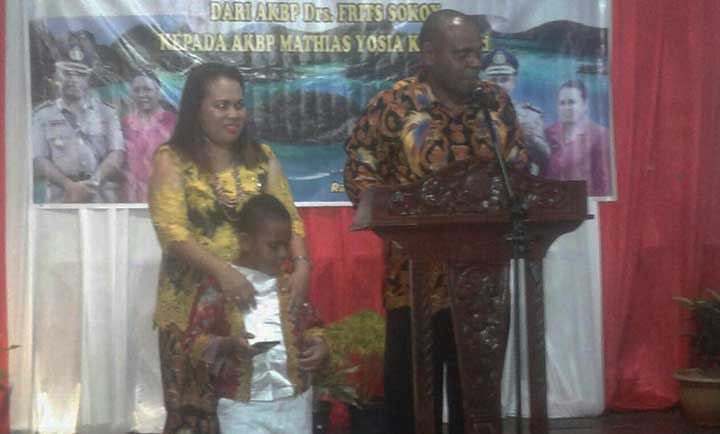 Kapolres Teluk Wondama, AKBP Mathias Yosia Krey, memperkenalkan diri pada Pemkab dan masyarakat Teluk Wondama dalam pisah sambut, Minggu (26/11) malam.