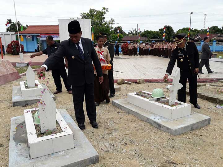 Bupati Kaimana, Drs. Matias Mairuma (kanan), dan Kapolres Kaimana AKBP Adam Erwindi, SIK, MH (kiri), saat menabur bunga di Taman Makam Pahlawan.
