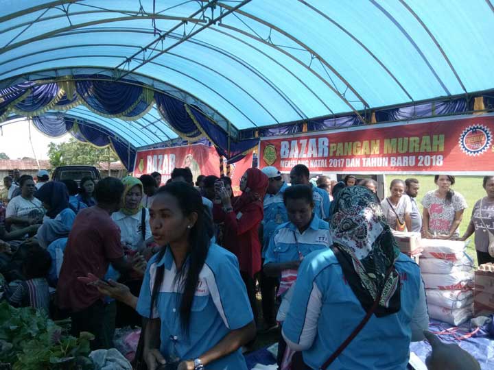 Pasar murah Dinas Ketahanan Pangan PB di lapangan Amban, Rabu (20/12).
