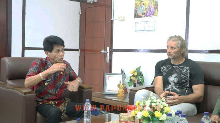 Wakil Bupati ManSel, Wempie W. Rengkung SE, berdiskusi dengan peneliti asal AS, Joseph Simcox.