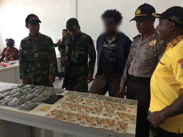 Pelaku dan barang bukti 800 gram ganja yang diamankan TNI dan Polri di perbatasan Papua dan PNG