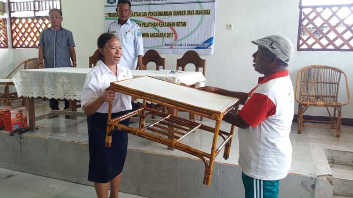 Meja buatan peserta pelatihan diserahkan perwakilan pengrajin ke Disperindagkop Teluk Wondama, Rabu (13/12).