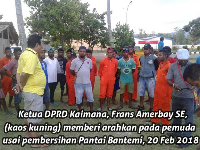 Ketua DPRD Kaimana Frans Amerbay SE ketika memberikan arahan pada para pemuda usai pembersihan pantai Bantemi, 20 Februari 2018.