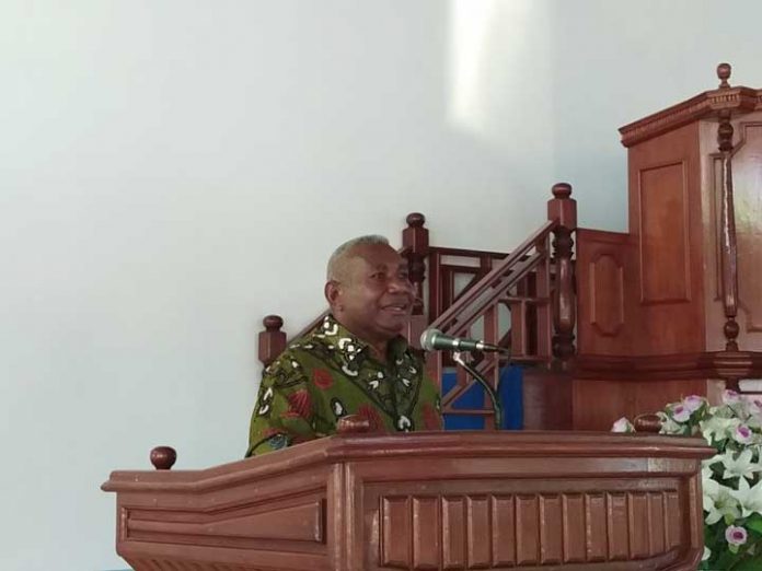 Gubernur Papua Barat Dominggus Mandacan dalam ibbadah perdana PKB di Gereja Sion Sanggeng, Minggu (18/2).