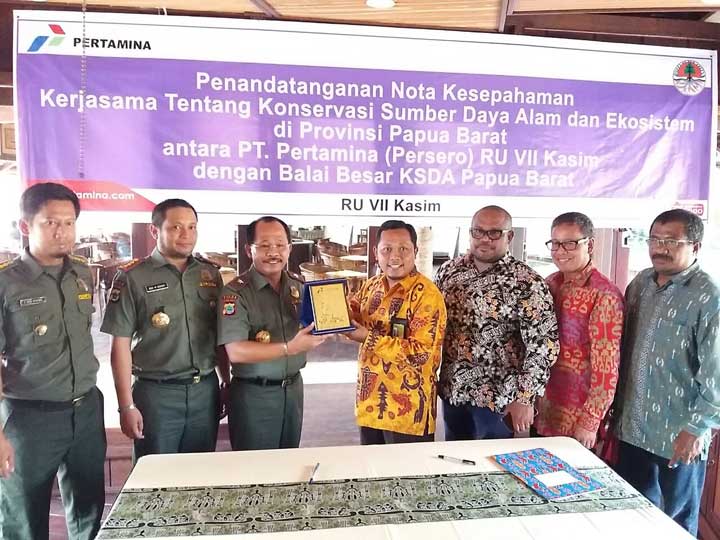 Penandatanganan MoU antara BKSDA Papua Barat dan PT. Pertamina RU VII Kasim.