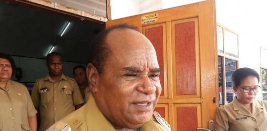 Walikota Sorong Drs. Ec. Lambert Jitmau.