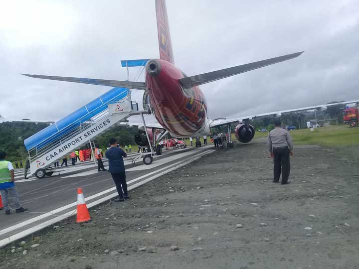 Batik Air PK-LAJ gagal take off dari Bandara Rendani, Manokwari, Papua Barat, menuju Sorong, Selasa (13/3). (foto: hendrik)