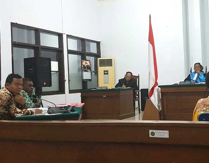 Yulius Kayame dan Martinus Keiya, bakal calon bupati dan wakil bupati Kabupaten Paniai, Provinsi Papua, menang di Pengadilan Tinggi Tata Usaha Negara Makassar, Jumat (23/3).