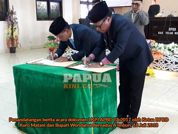 Penandatangan berita acara dokumen LKPJ APBD TA 2017 oleh Ketua DPRD Kuro Matani dan Bupati Wondama Bernadus A Imburi