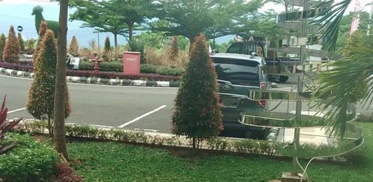 Oknum Diduga PNS Papua Barat Mesum Dalam Mobil di Halaman Kantor Gubernur