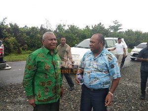 Gubernur Papua Barat Dominggus Mandacan (kiri) dan Bupati Manokwari Selatan Markus Waran