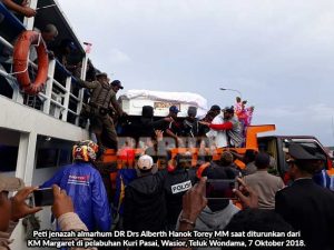 Ribuan warga sambut peti jenazah almarhum Bupati Teluk Wondama Alberth Torey