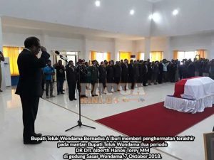 Ribuan warga sambut peti jenazah almarhum Bupati Teluk Wondama Alberth Torey