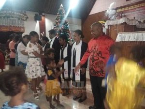 Gubernur Ibadah Malam Kudus di Jemaat GKI Pelepasan Mandopi