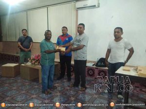 Ratusan juta Uang Pembinaan Juara Turnamen Papua Barat Cup Diserahkan