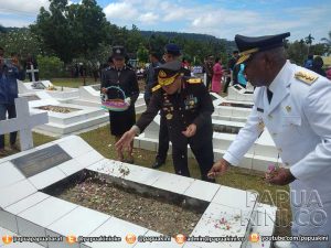Gubernur Tabur Bunga di TMP Manokwari, Termasuk Makam Almarhum Ayah dan Mantan Wagub