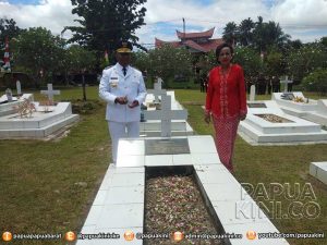 Gubernur Tabur Bunga di TMP Manokwari, Termasuk Makam Almarhum Ayah dan Mantan Wagub