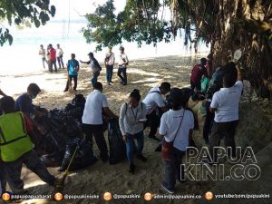 Sambut Harhubnas KSOP Manokwari Bersih Pantai
