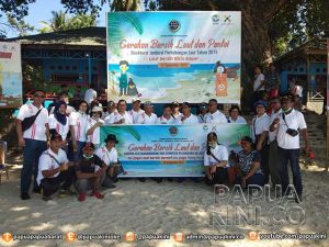 Sambut Harhubnas KSOP Manokwari Bersih Pantai