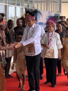 Jokowi Tetap Turun Dari Mobil Sapa Warga Walau Kaimana Gerimis