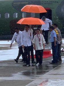 Jokowi Tetap Turun Dari Mobil Sapa Warga Walau Kaimana Gerimis