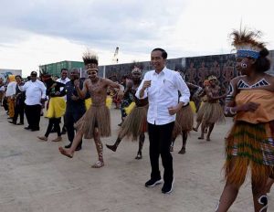 Senja di Kaimana Presiden Joko Widodo dan Ibu Negara Iriana