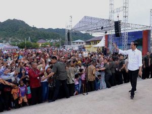 Senja di Kaimana Presiden Joko Widodo dan Ibu Negara Iriana