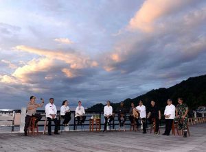 Senja di Kaimana Presiden Joko Widodo dan Ibu Negara Iriana