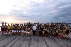 Senja di Kaimana Presiden Joko Widodo dan Ibu Negara Iriana