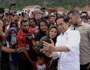 Senja di Kaimana Presiden Joko Widodo dan Ibu Negara Iriana