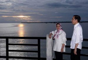 Senja di Kaimana Presiden Joko Widodo dan Ibu Negara Iriana