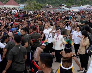 Senja di Kaimana Presiden Joko Widodo dan Ibu Negara Iriana