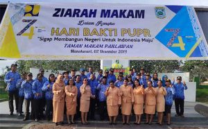 Hari Bakti, PU Papua Barat Ziarah Makam