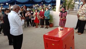 Gubernur Salurkan Bantuan Pupuk, Masker, dan Genset di Kabupaten Sorong