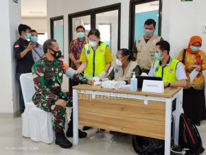 Peminat Membludak Vaksinasi Pertama Papua Barat 15 Tokoh