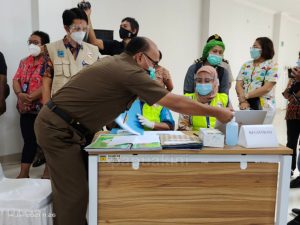 Peminat Membludak Vaksinasi Pertama Papua Barat 15 Tokoh