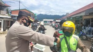 Peringati HPN 2021, Pers Kaimana dan Forkopimda Bagi Masker Gratis