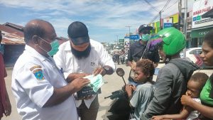 Peringati HPN 2021, Pers Kaimana dan Forkopimda Bagi Masker Gratis