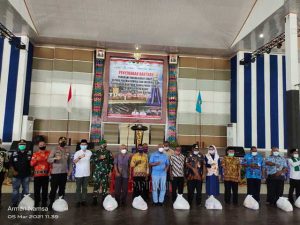 Gubernur Salurkan Tangan Kasih Tahap II dan Bahan Pokok Tahap III Teluk Bintuni