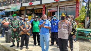 Gubernur dan Wabup Teluk Bintuni Bagi Masker