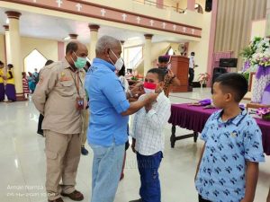 Gubernur Papua Barat Bantu 500 Sak Semen Sekolah Minggu Via Dolorosa Teluk Bintuni