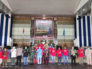 Gubernur Salurkan Tangan Kasih Tahap II dan Bahan Pokok Tahap III Teluk Bintuni