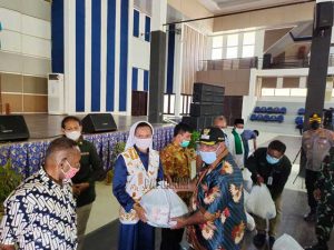 Gubernur Salurkan Tangan Kasih Tahap II dan Bahan Pokok Tahap III Teluk Bintuni