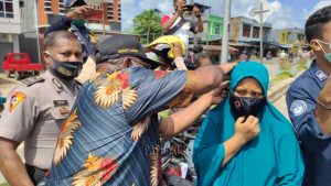 Gubernur dan Wabup Teluk Bintuni Bagi Masker
