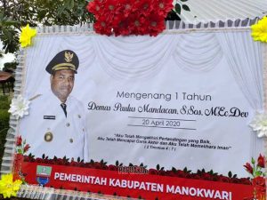 Bupati Manokwari Ziarah Makam Setahun Berpulangnya Demas Paulus Mandacan