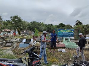 Jelang Ramadan, Pemuda Kei Manokwari Baksos Bersihkan Pemakaman Islam Pasir Putih