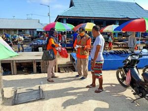 BPBD Papua Barat Bagi Masker di Pasar Jembatan Puri Sorong, Sosialisasi di Pulau Doom