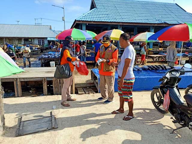 BPBD Papua Barat Bagi Masker di Pasar Jembatan Puri Sorong, Sosialisasi di Pulau Doom