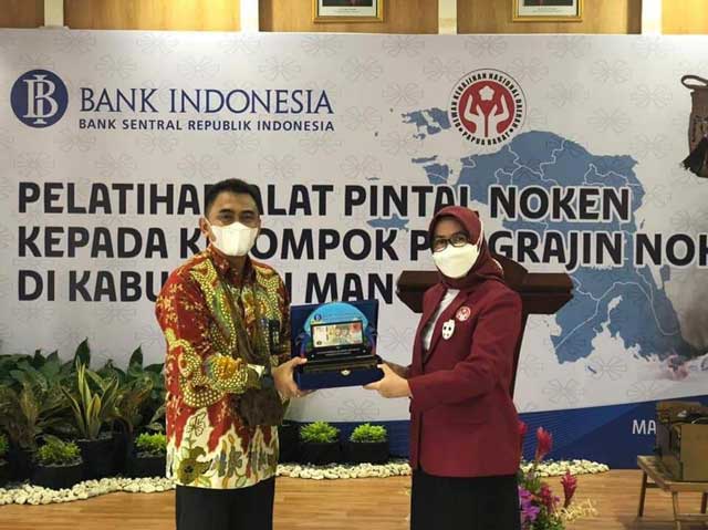 Mama Gub Apresiasi Bank Indonesia Papua Barat Latih Pemakaian Alat Pintal Noken