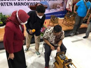 Mama Gub Apresiasi Bank Indonesia Papua Barat Latih Pemakaian Alat Pintal Noken